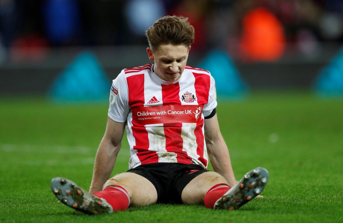 Denver Hume rejects Sunderland contract